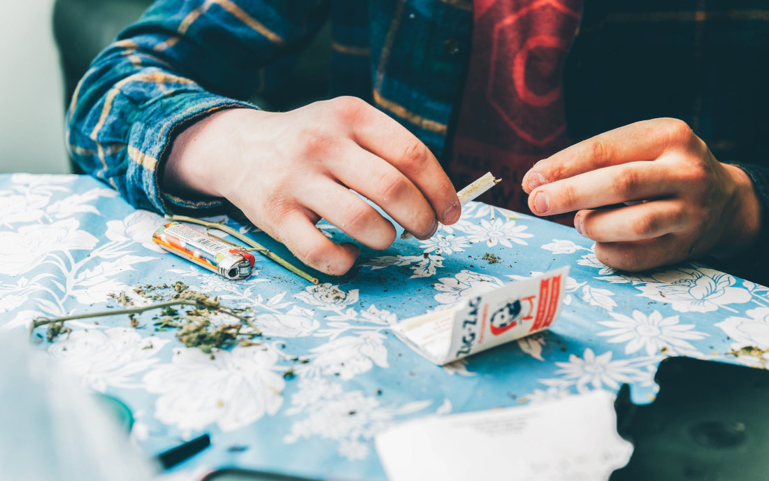 Skręcanie jointa z marihuany