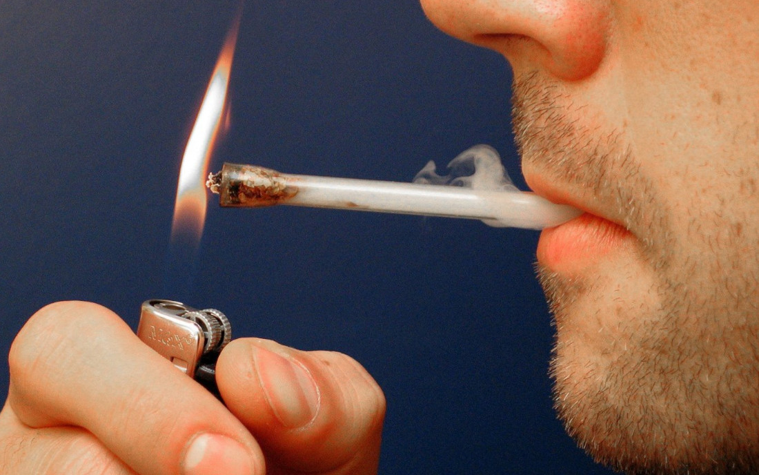 Palenie haszyszu przez lufkę